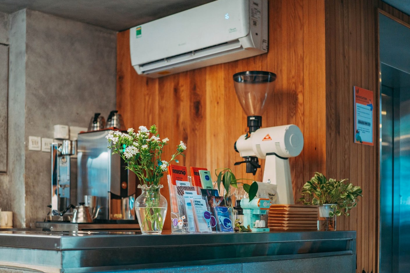 Balcão de cafeteria com equipamento de preparo e vitrine de acompanhamentos
