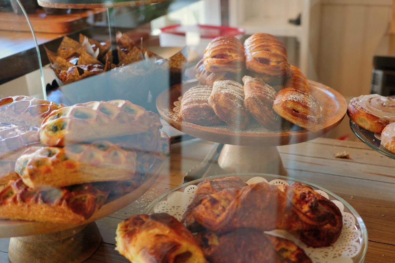 Vitrine de acompanhamentos de padaria e confeitaria da cafeteria em Toledo